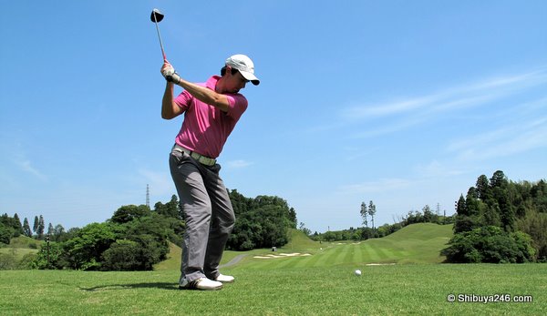 My friend generating some good club head speed. I estimate 100 km per hour
