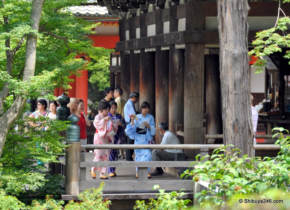 International tourists mixed in with Japanese tourists wearing yukata. nice mix