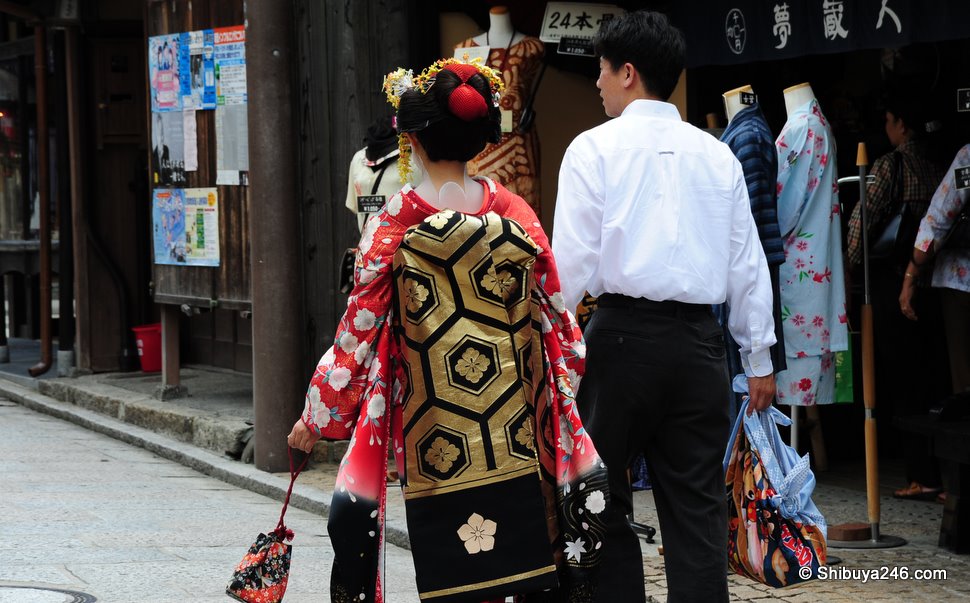 This scene looks totally natural in the Kyoto setting