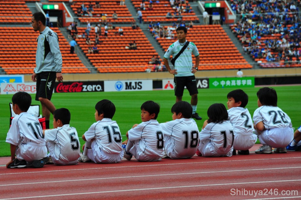 The kids get a chance to sit on the touchline while the warmup is on. Good experience for them
