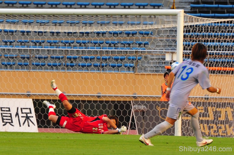 The Vortis goalkeeper goes down for a good save deflecting the ball away from goal