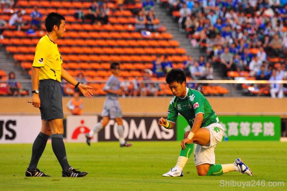 The referee makes sure that the pace of play is kept brisk
