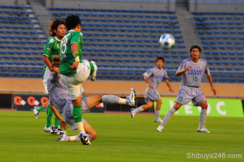 A nice cross executed by the Verdy player