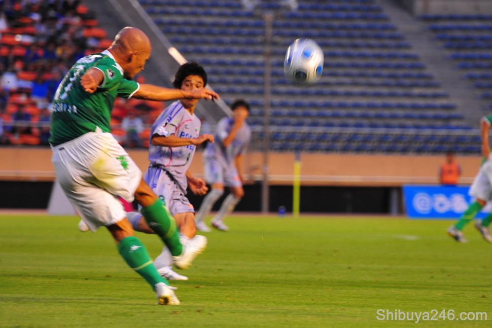A power cross being executed by the Verdy player