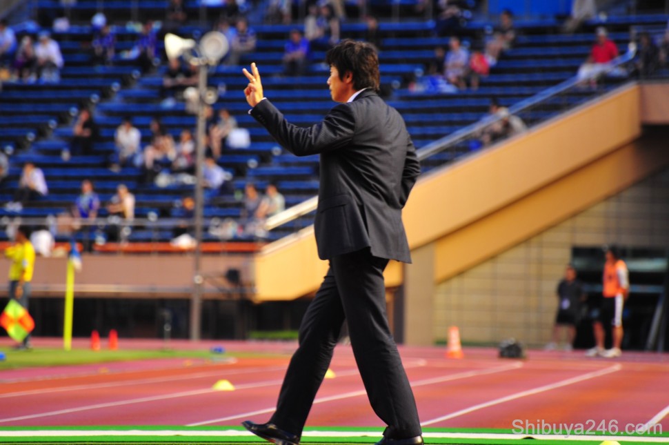 Some encouragement being provided to his players by the Verdy Manager
