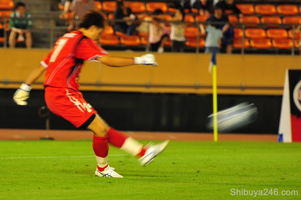 A fast clearance by the Vortis goalkeeper