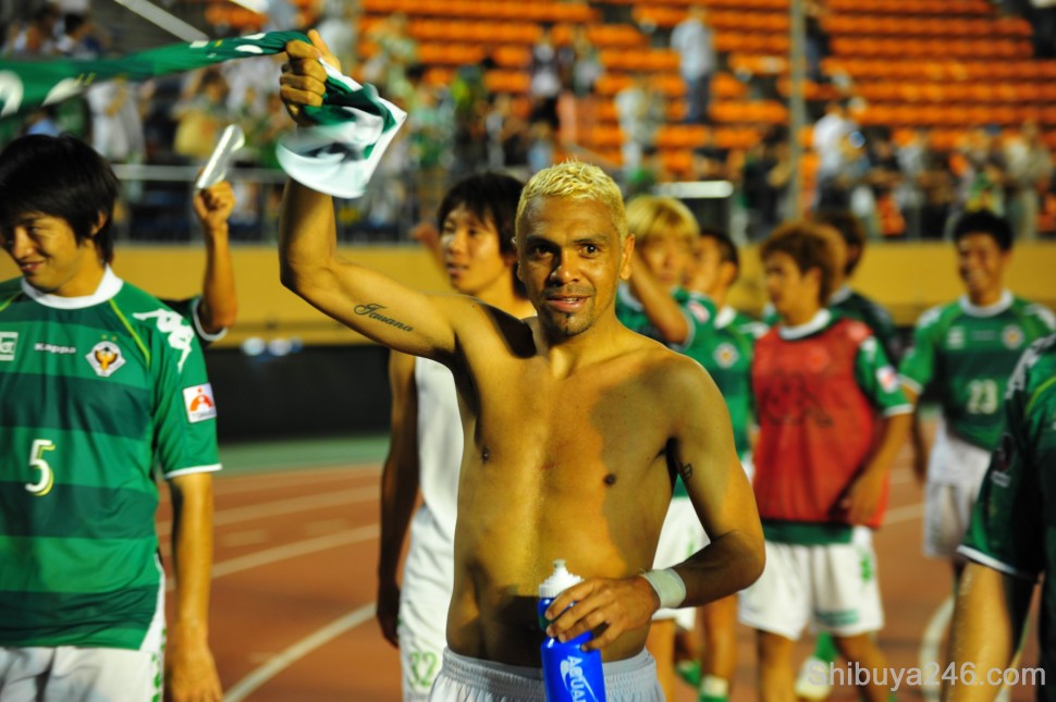 The Tokyo Verdy team thank their supporters after the match