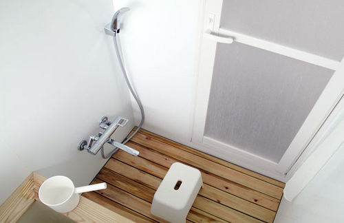 very different to the photo from above with the lime green tub