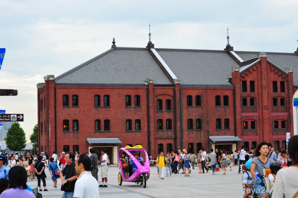 One of the old waterfront warehouses now renovated and redeveloped as an arts and crafts shopping area. Known as aka renga for its red brick structure