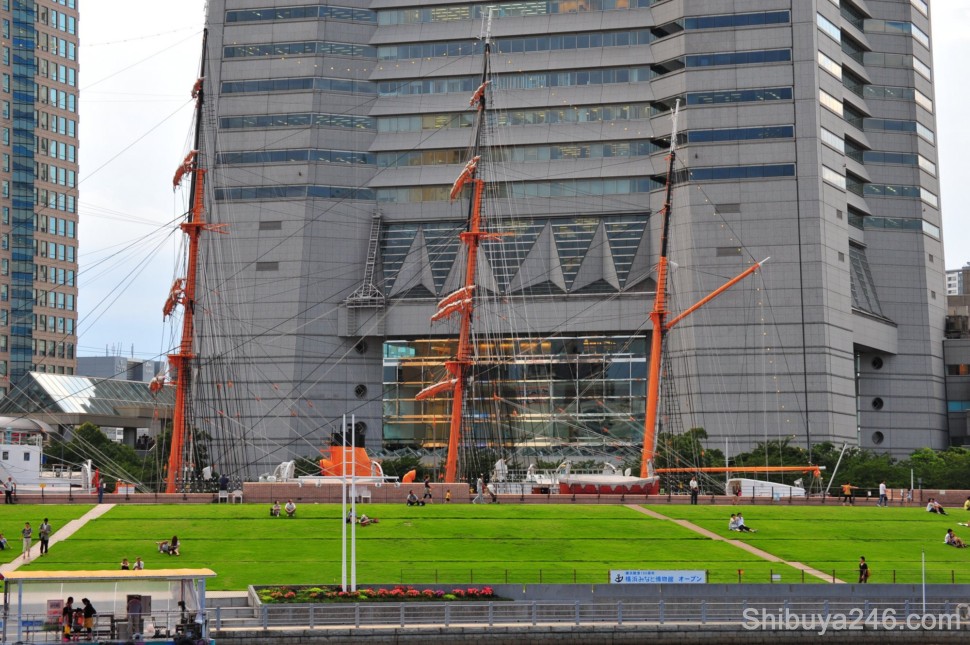 At the foot of the Landmark Tower, a life-size boat has been built to keep the surroundings with a Harbor feel