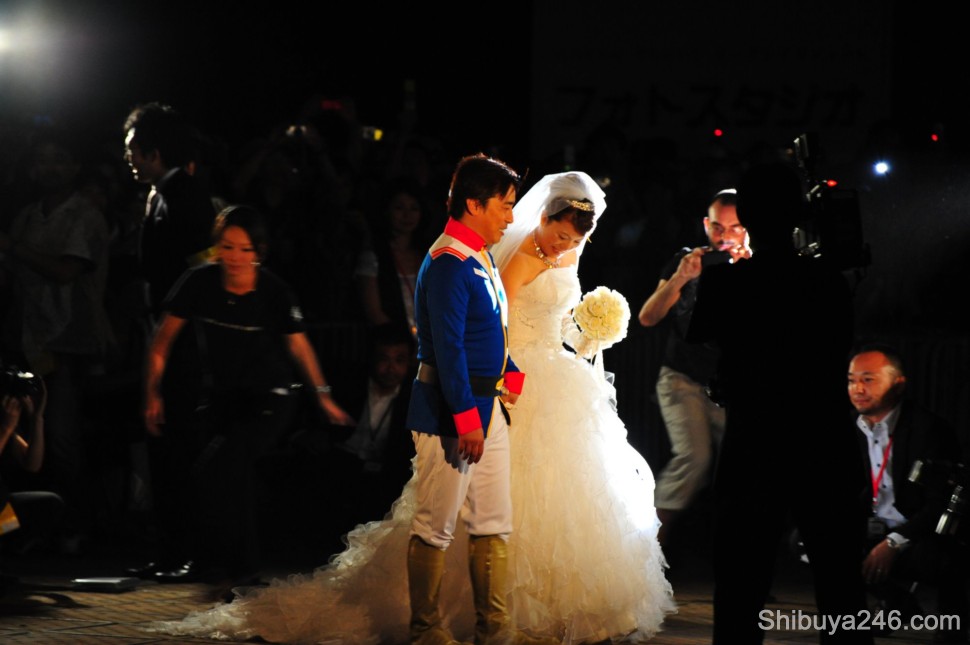 The couple take their place in front of Gundam ready for the ceremony to start