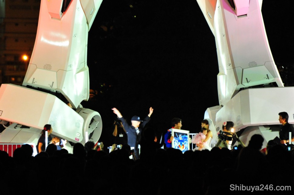 Tomino-san is warmly applauded by the crowd