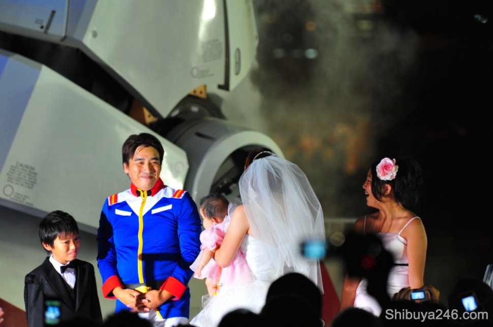 The bride takes a look at Gundam and his steam jets heating up