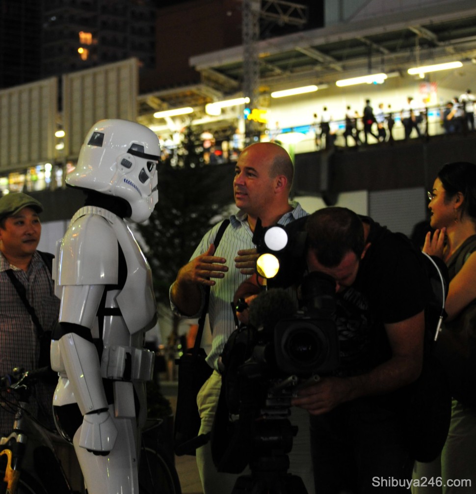 Going over a few items before the camera starts rolling again. Is that George Lucas?