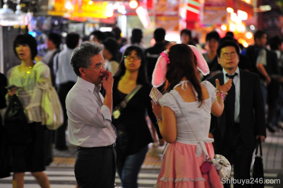 A maid cafe employee explaining details