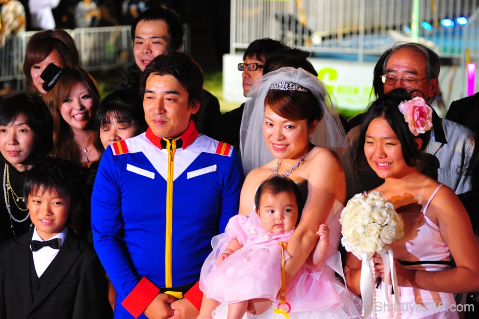 All the guests gathered for an official photo with the couple and their family