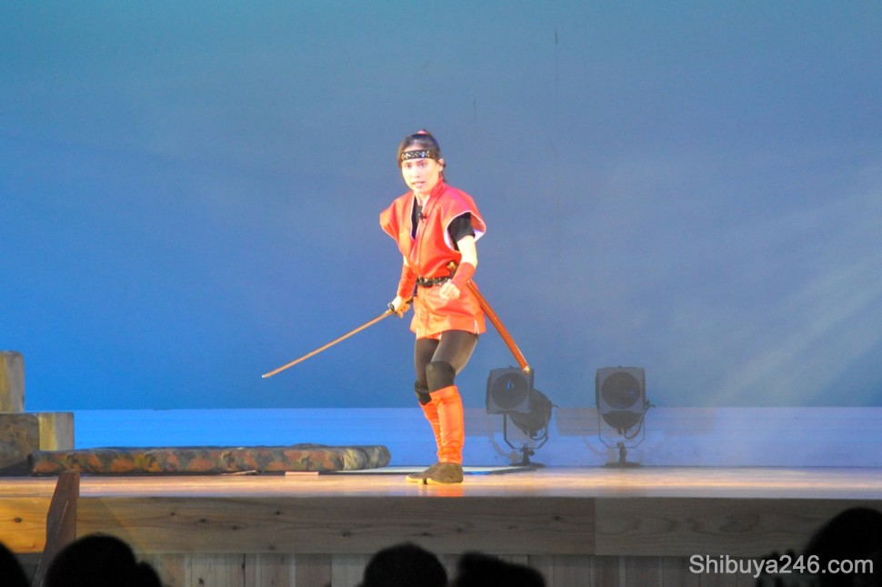 One of the main characters makes her appearance to fight on stage