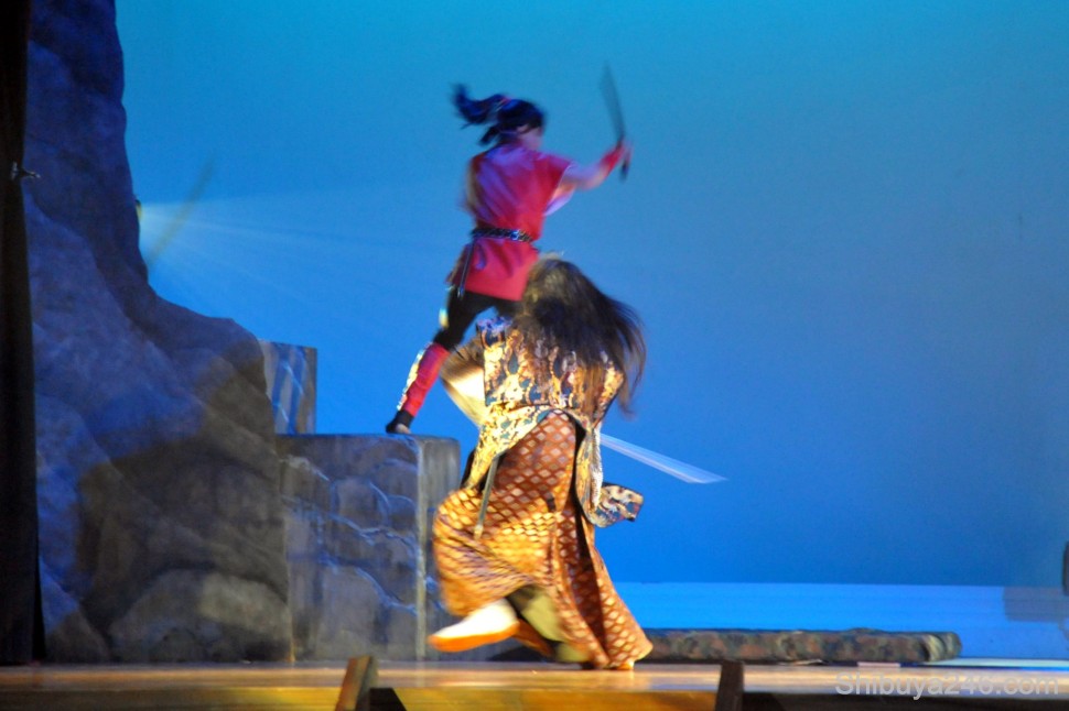 Plenty of movement on stage. Would have been nice to try a faster lens and shoot a clearer picture