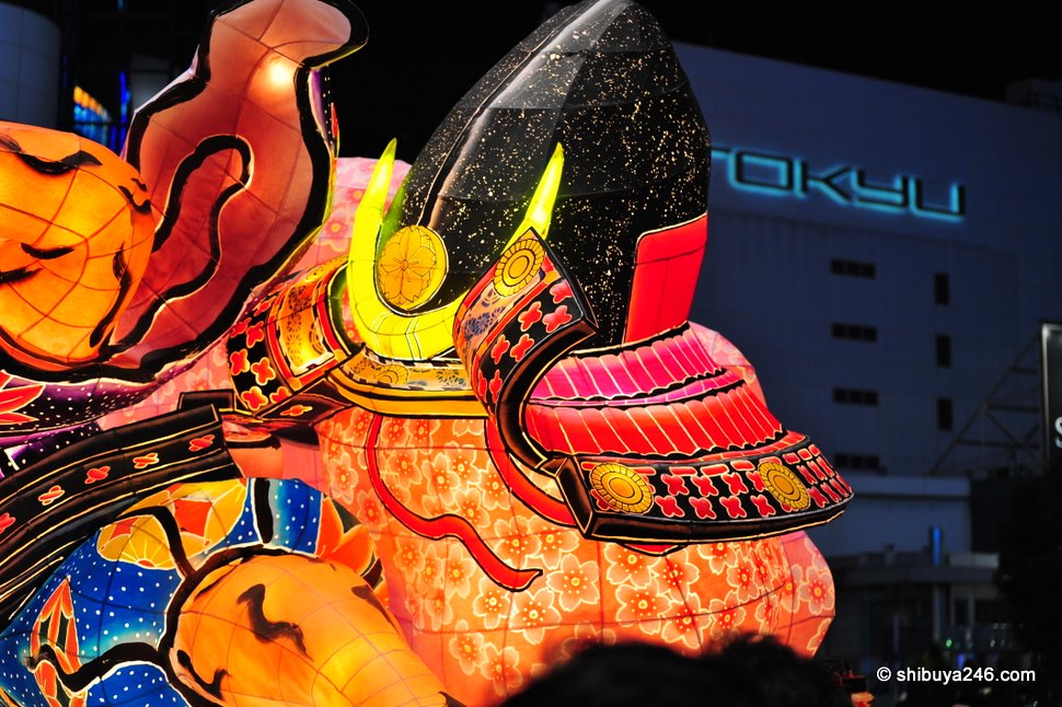 You can see the outline of Tokyu store behind the float