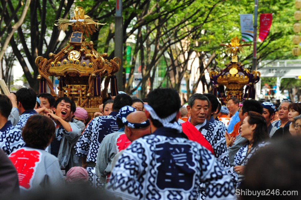Some good facial reactions to the weight of the mikoshi