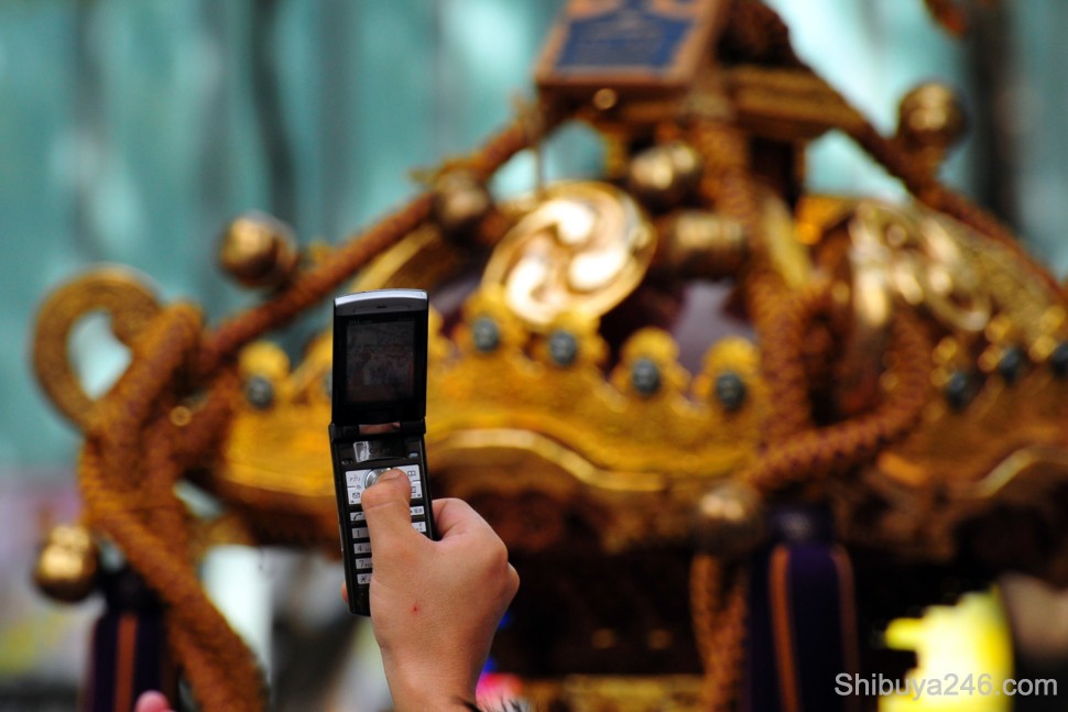 This mobile phone tries to snap a golden moment