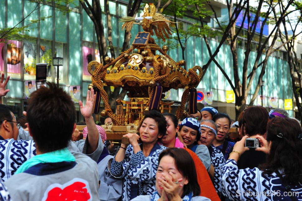 The mikoshi works its way through the crowd