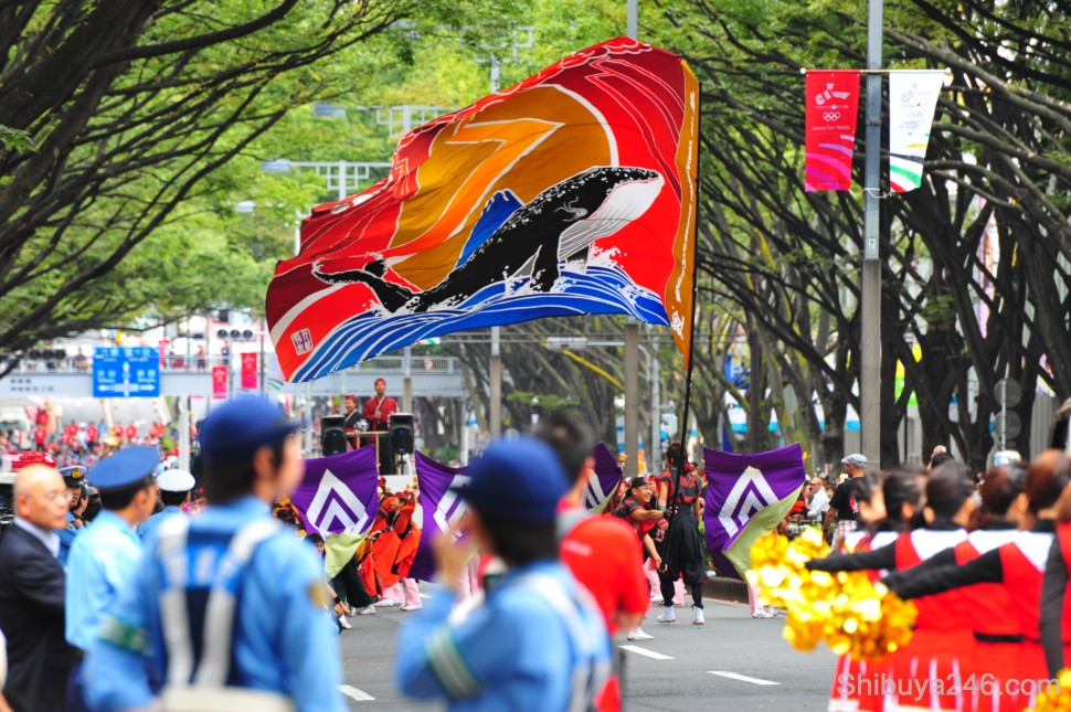 The flag flies high as the parade goes down Omotesandori towards Harajuku