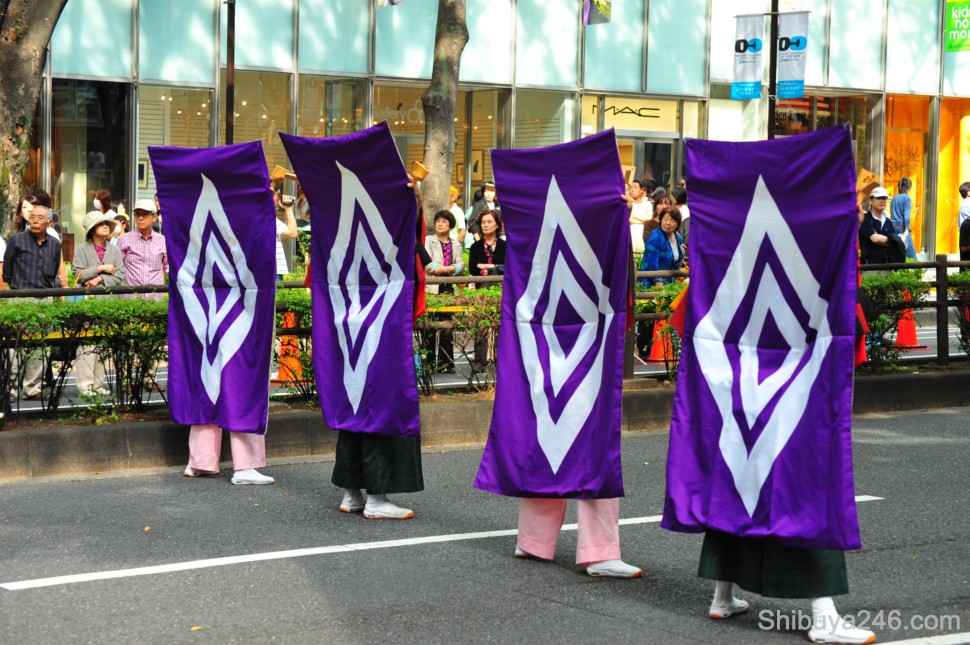 Spectular outfits allowing the color and shape of the dance to change instantly