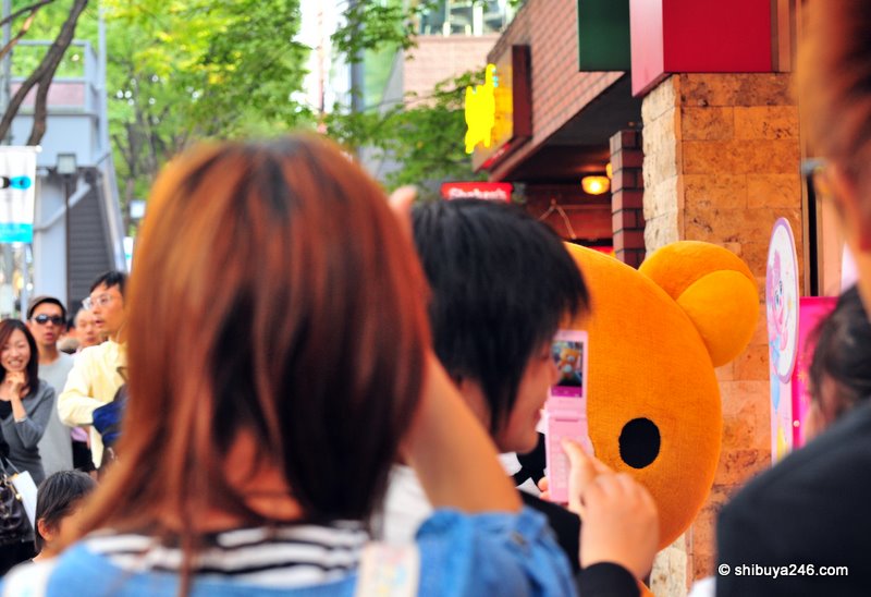 Everybody crowds in to get photos of Rilakkuma. Popularity plus