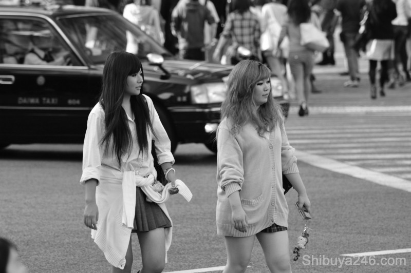 Mobile phones in hand, straps with character goods. Shibuya fashion on the streets