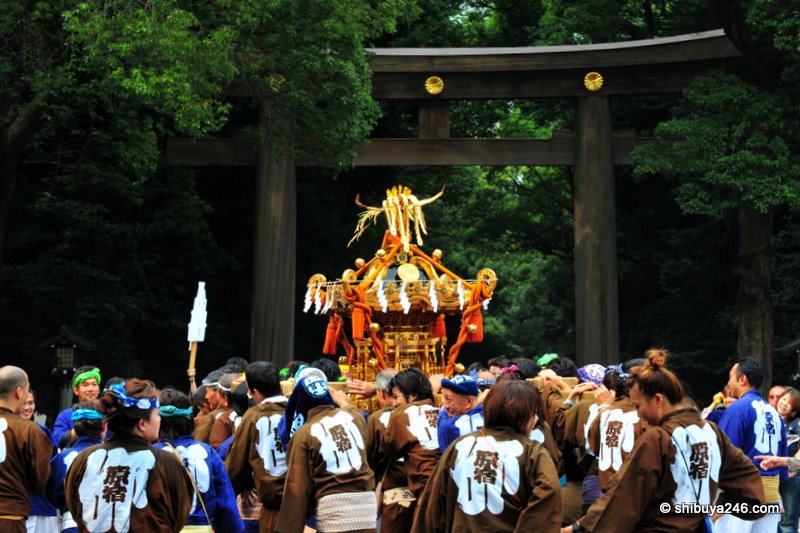 A mikoshi gets carried to the entrance of Meiji Jingu
