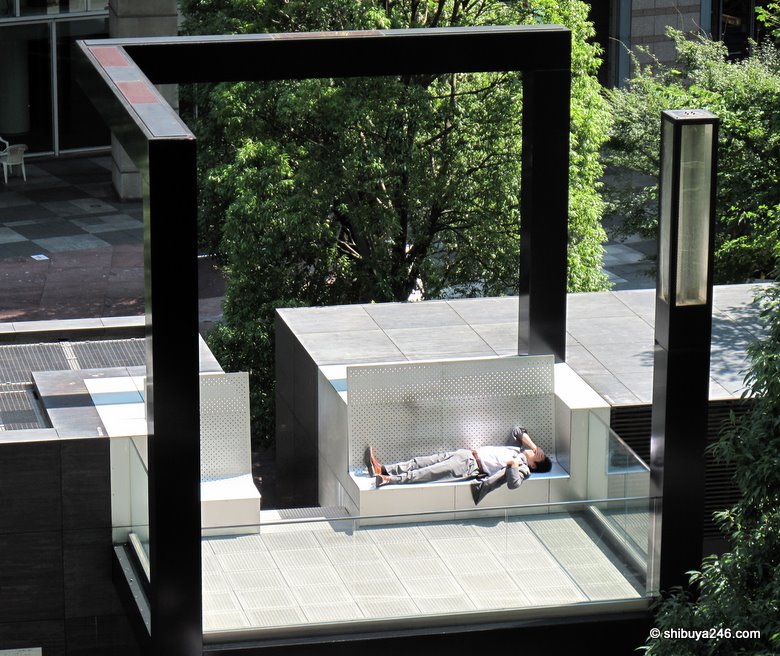 On this object art parkway, I think the sign reads 'Do not disturb'