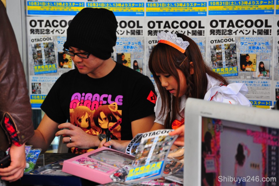 Everyone got their book signed by both Danny a.k.a Dancing Stormtrooper and Julie a.k.a Amano Ai