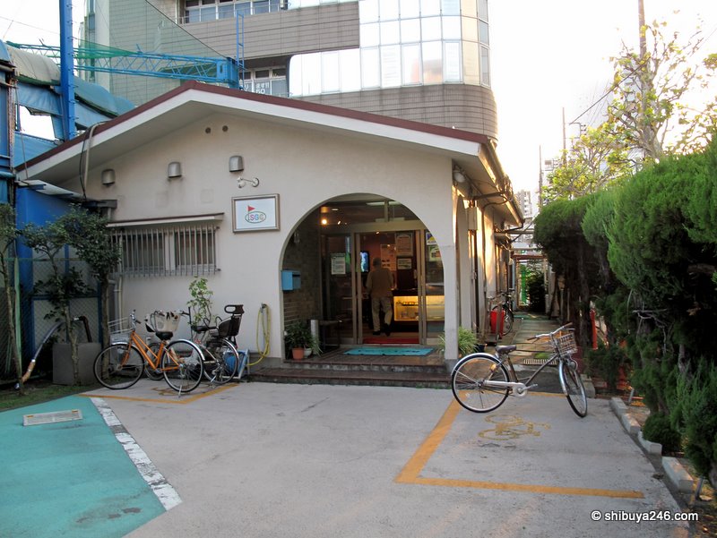 The entrance to the SGC (Shinagawa Golf Center)
