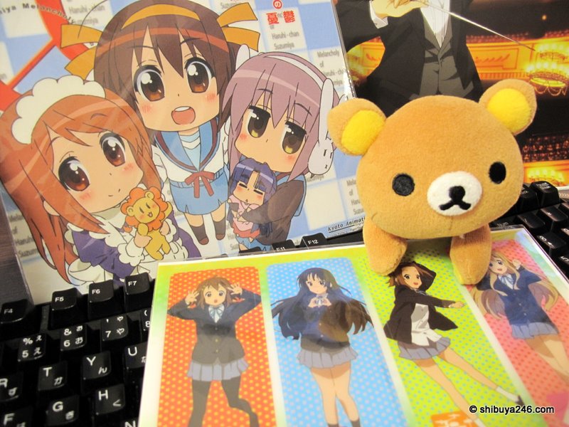 Rilakkuma closeup with the K-ON girls. Steady on there Rila..