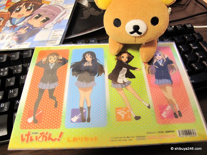 Rilakkuma leaning in closer and closer with this K-ON shiori set