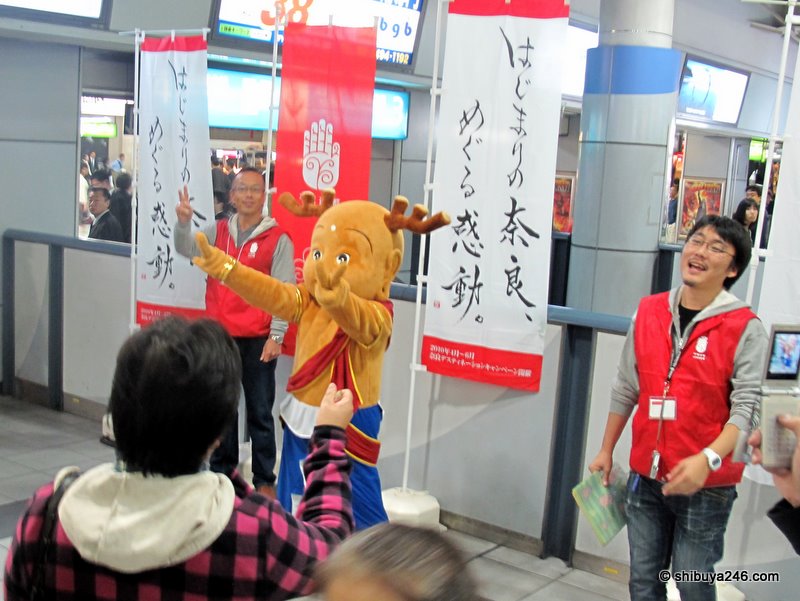 Sento-kun playing with the crowd