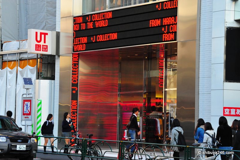 This looked like a Uniqlo UT store with lots of New York style jazz