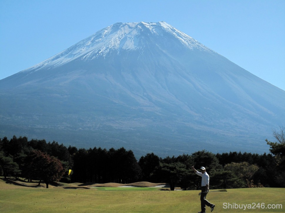 Getting the all clear sign with the Fuji-san in the background. If there was lava running down the side of the mountain we might not be getting the thumbs up