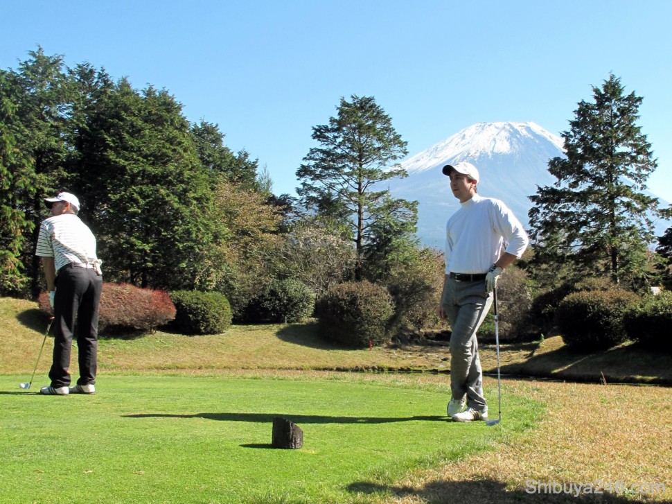 It was hard to keep the attention focused forward here as we teed off with Fuji-san in the background