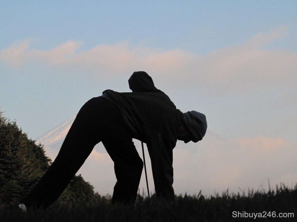 Bending down to tee up the ball, I think I managed to obscure the mountain