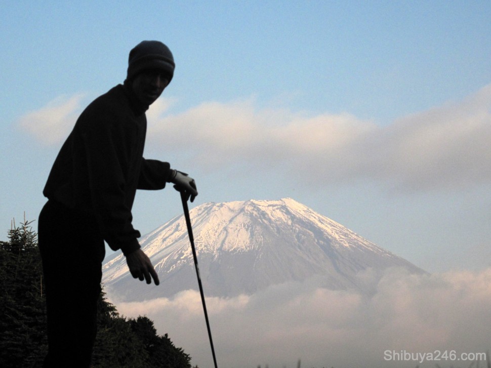 Getting set to tee up for the next shot. Mt Fuji beckons