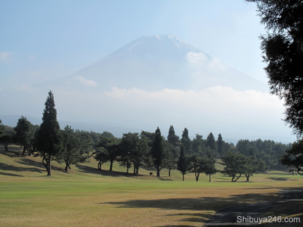 Open fairways, blue skies with a set of clouds just hovering below Fuji-san. It actually got quite hot during the day, around 20 celsius