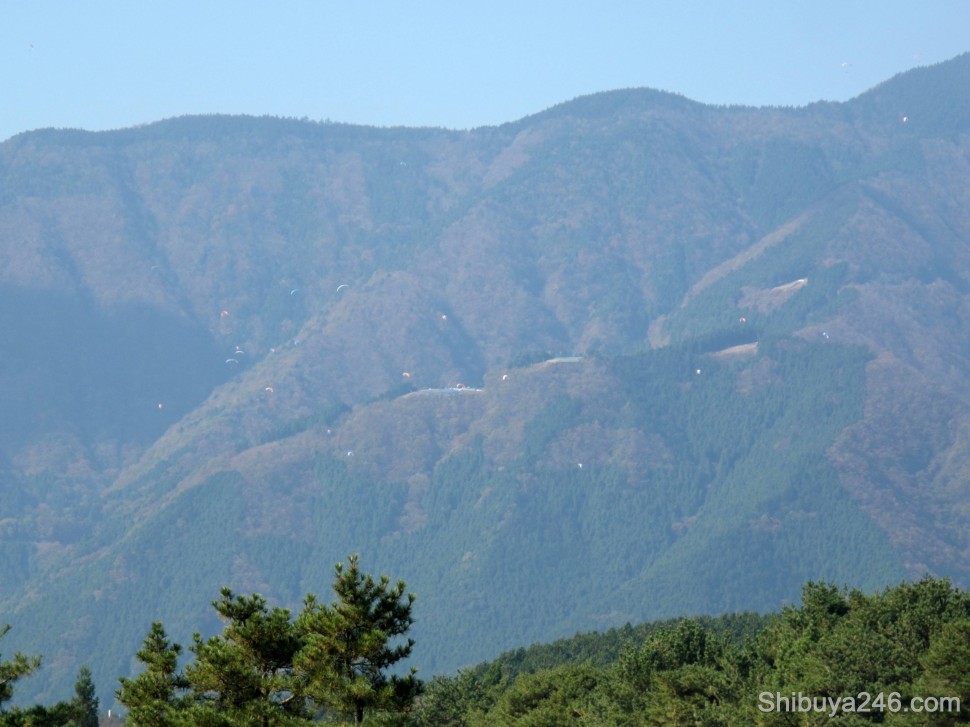 Looking back at one of the other mountain ranges, there were many people out gliding. It seemed to be very popular and no doubt took a lot of coordination to avoid the fellow gliders in flight