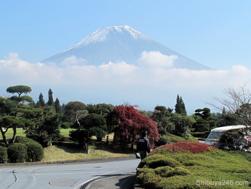 Coming in for lunch, the weather had cleared even more and the color of Fuji-san was looking much clearer. This is in front of the club house