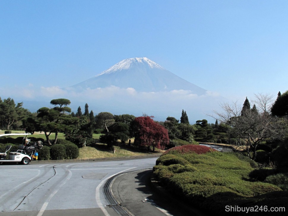 Heading back to the course, Mt Fuji was calling us