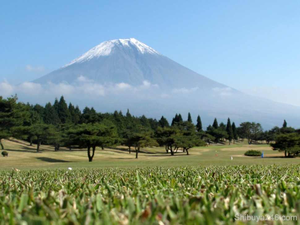 Decided to set the camera down in the grass and look up at Mt Fuji at this point