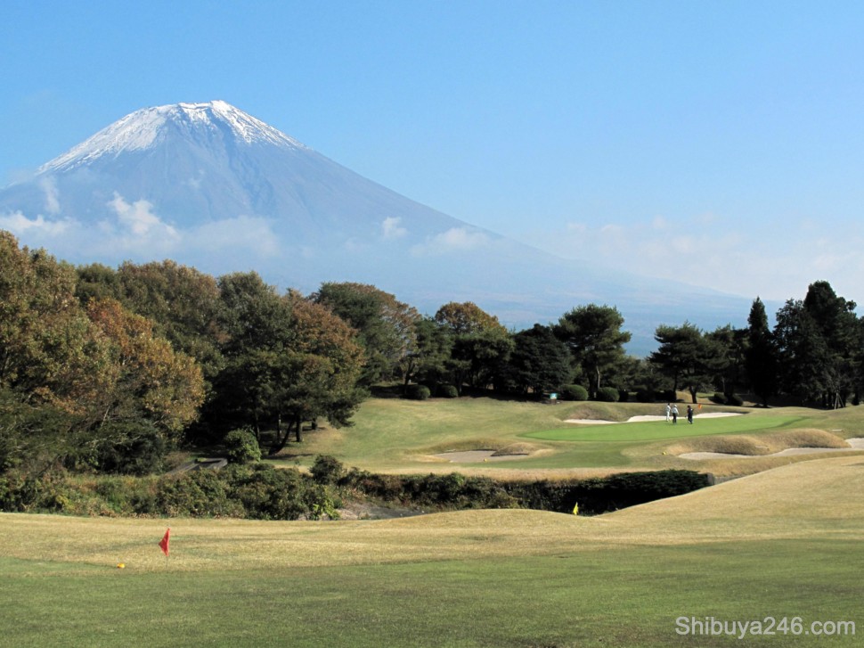 One of my favorite holes of the day. You have to hit down to a lake and then wait for the green to clear before hitting over the stream with Fuji-san in the background. Perfect setting