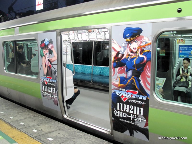 New Macross Frontier movie due out on 21 Nov, 2009. Getting a preview here on the Yamanote Line