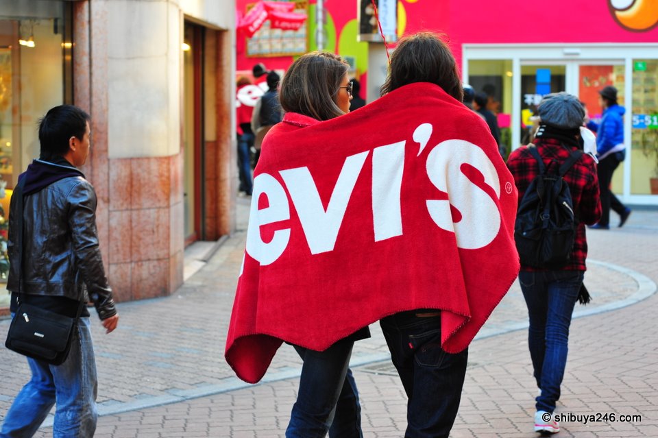 As part of the promotion for the store, people were hired to walk around Center-gai with a LEVI'S blanket on their backs. This was a good idea for a promotion, as the red LEVI'S blanket really stood out on the streets.